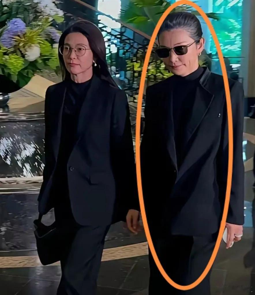 李冰冰还没结婚没生过孩子，明显的老了没有年轻时候的水灵。 