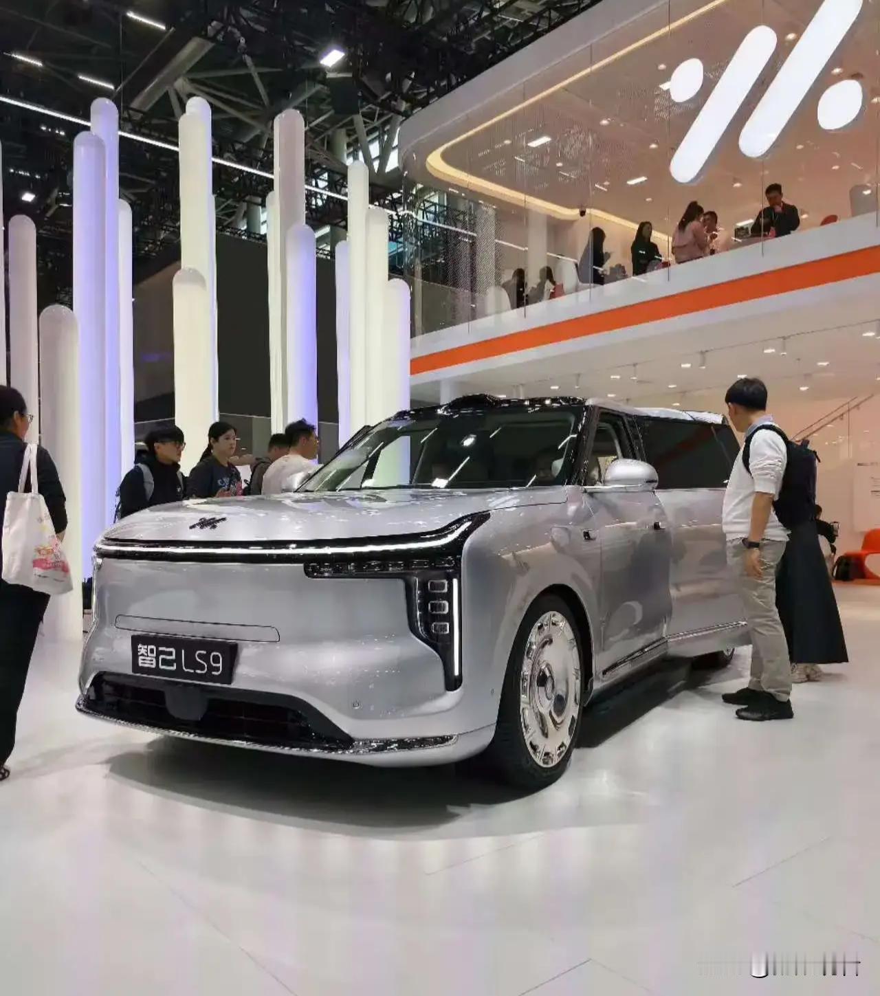 30万级卷王诞生！智己LS9：大六座SUV竟藏4.0T V8澎湃动力
 
谁说大