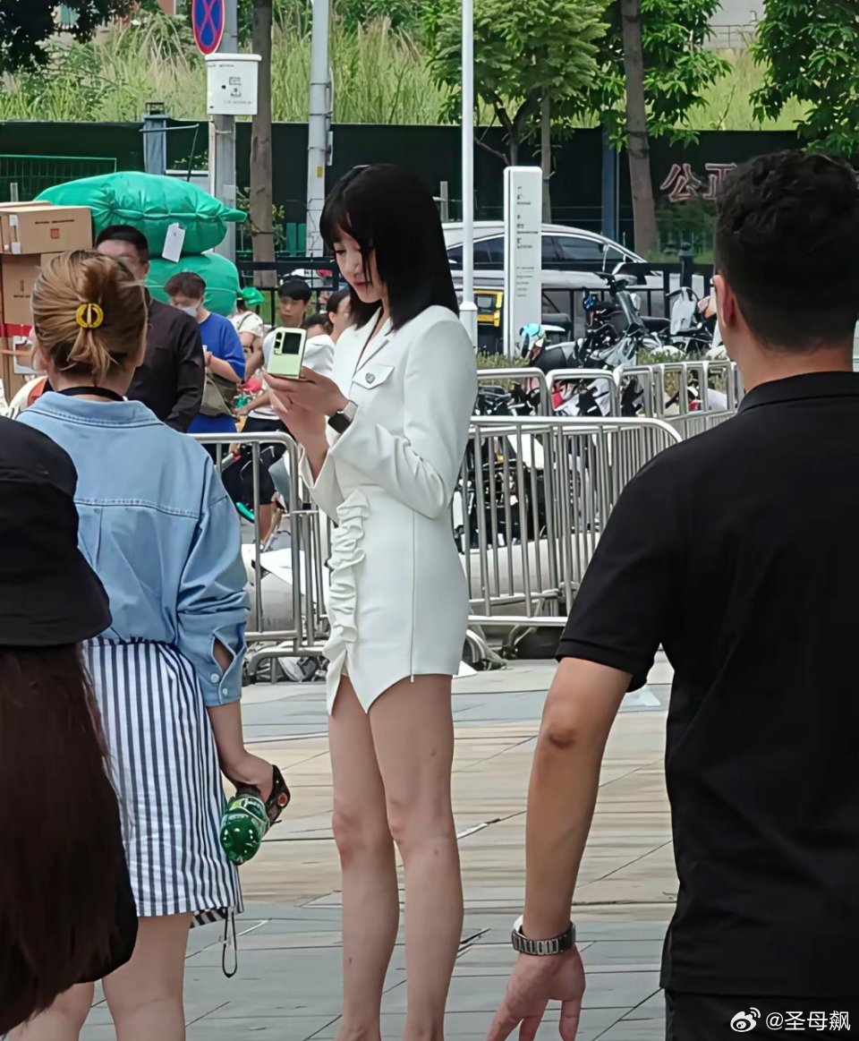 关晓彤的身材比例为啥那么奇怪？粗略看感觉好奇怪的身材比例，细看好像还不错，这样的