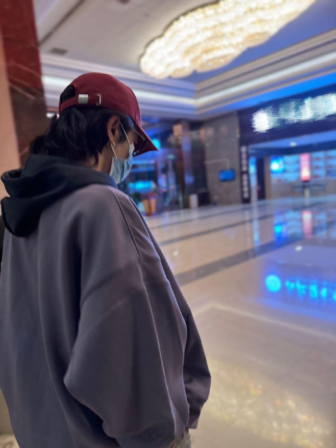 #华晨宇的穿搭是大红大紫# 华晨宇抵达贵阳，红紫魅力震撼人心。10 月 4 日—