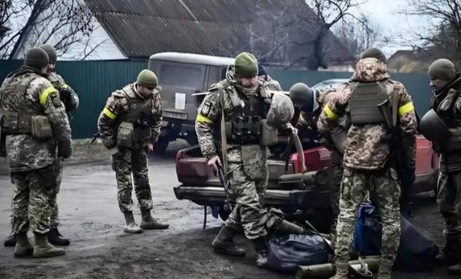 为什么俄罗斯放着几十万的正规军不用，却大量使用雇佣兵？其实俄罗斯不是放着几十万正