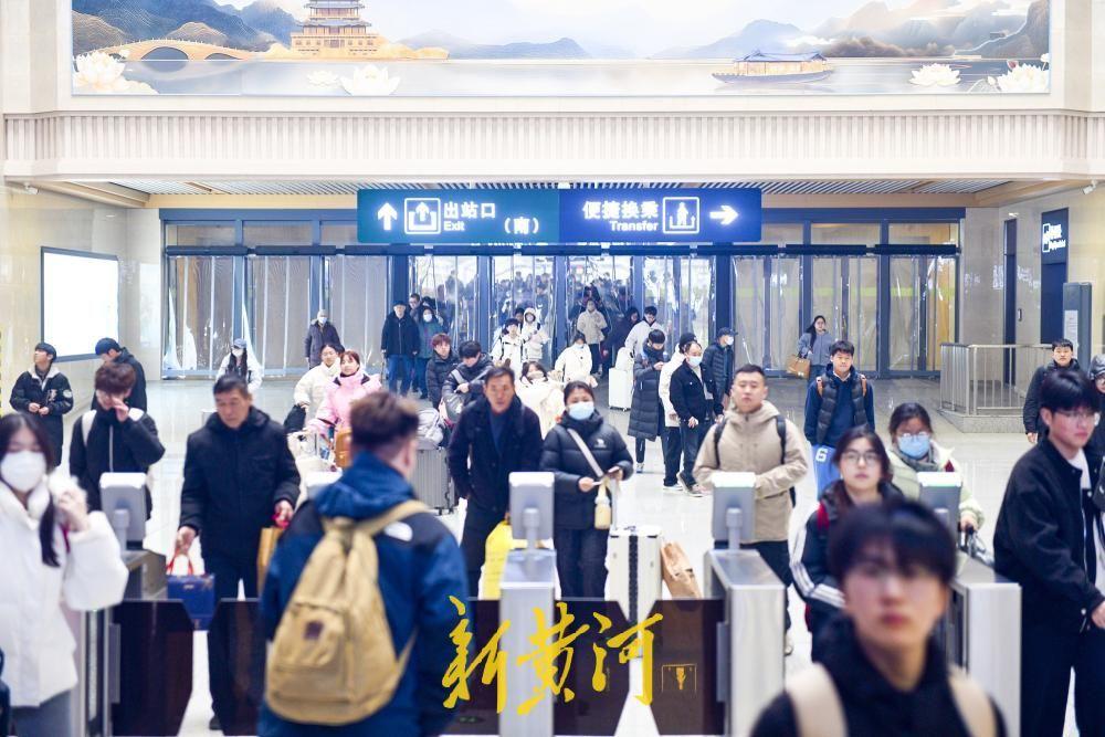 春运迎来最后一波高峰，驻济高校开学催生“三流叠加”！3月5日，随着元宵节结束，驻
