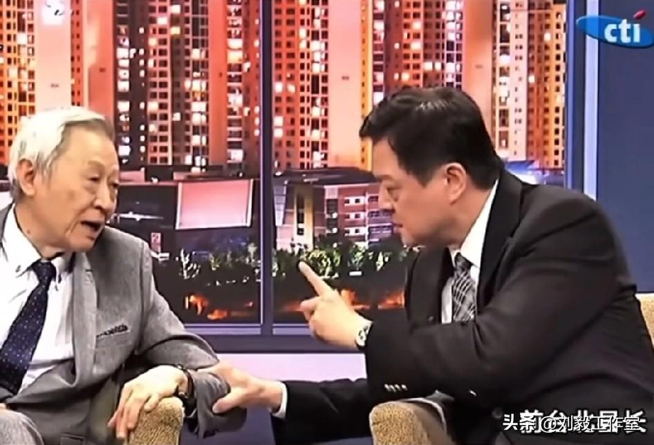 周锡玮指着赵春山说: 国民党之所以会一败再败，就是因为那些自私自利的人，永远也不