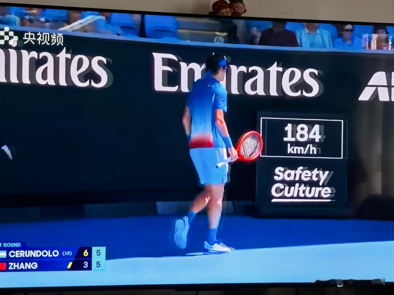 🇨🇳张之臻在第二盘4-5，回破了塞伦多洛的发球胜盘局，比分5-5，逃过一劫。
