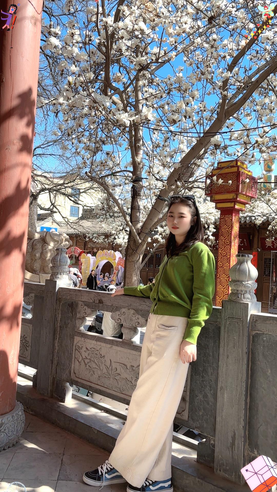 分享我这周有趣的事：和闺蜜一起游玩玉兰花开的巷子，很惬意