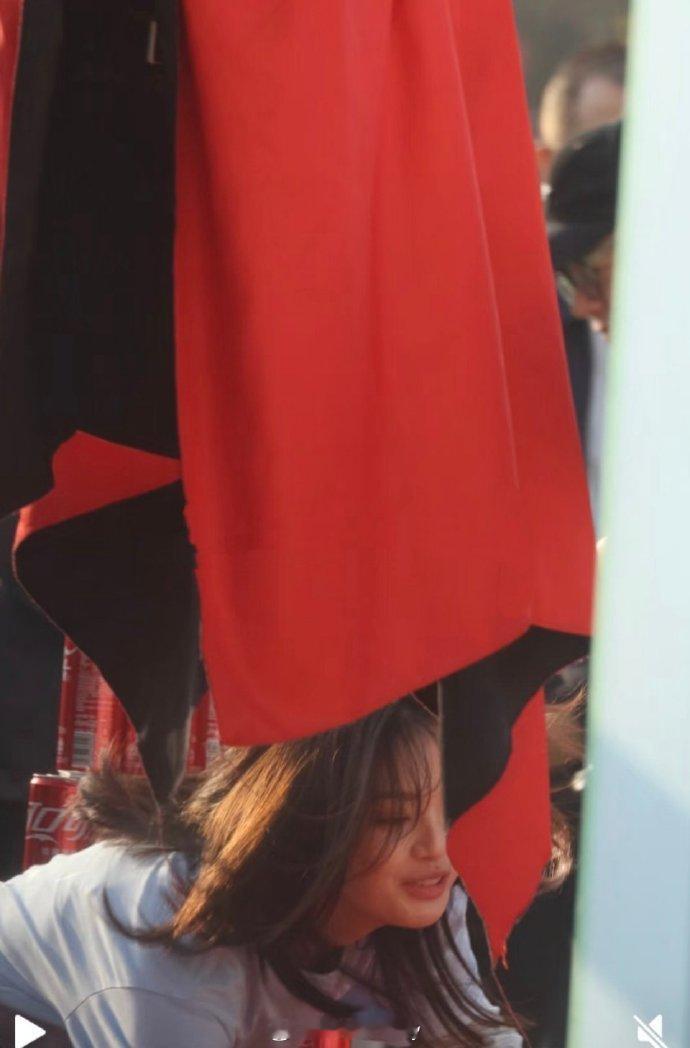 杨超越被绊倒杨超越被绊倒的瞬间，表情管理直接失灵，这接地气的样子我能笑一年～ 