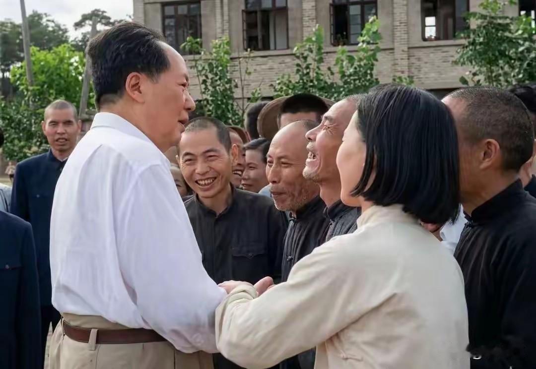 在那个年代，能亲眼见到毛主席，是无数中国人梦寐以求的无上荣光，心中的激动更是发自