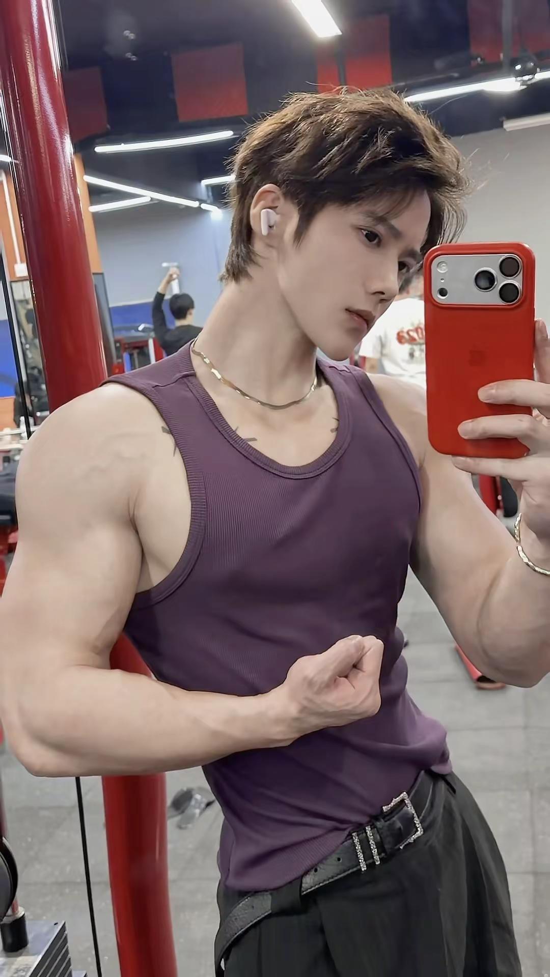 不谈肌肉男，你糊涂啊 薄肌男孩 健身背心穿搭