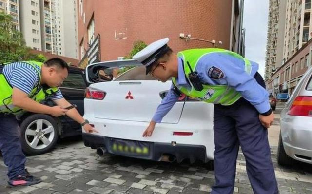 男子付了十四万，把二手轿车开回家，洗车时发现后备箱锁扣不对劲，撬开后见夹层里塞着