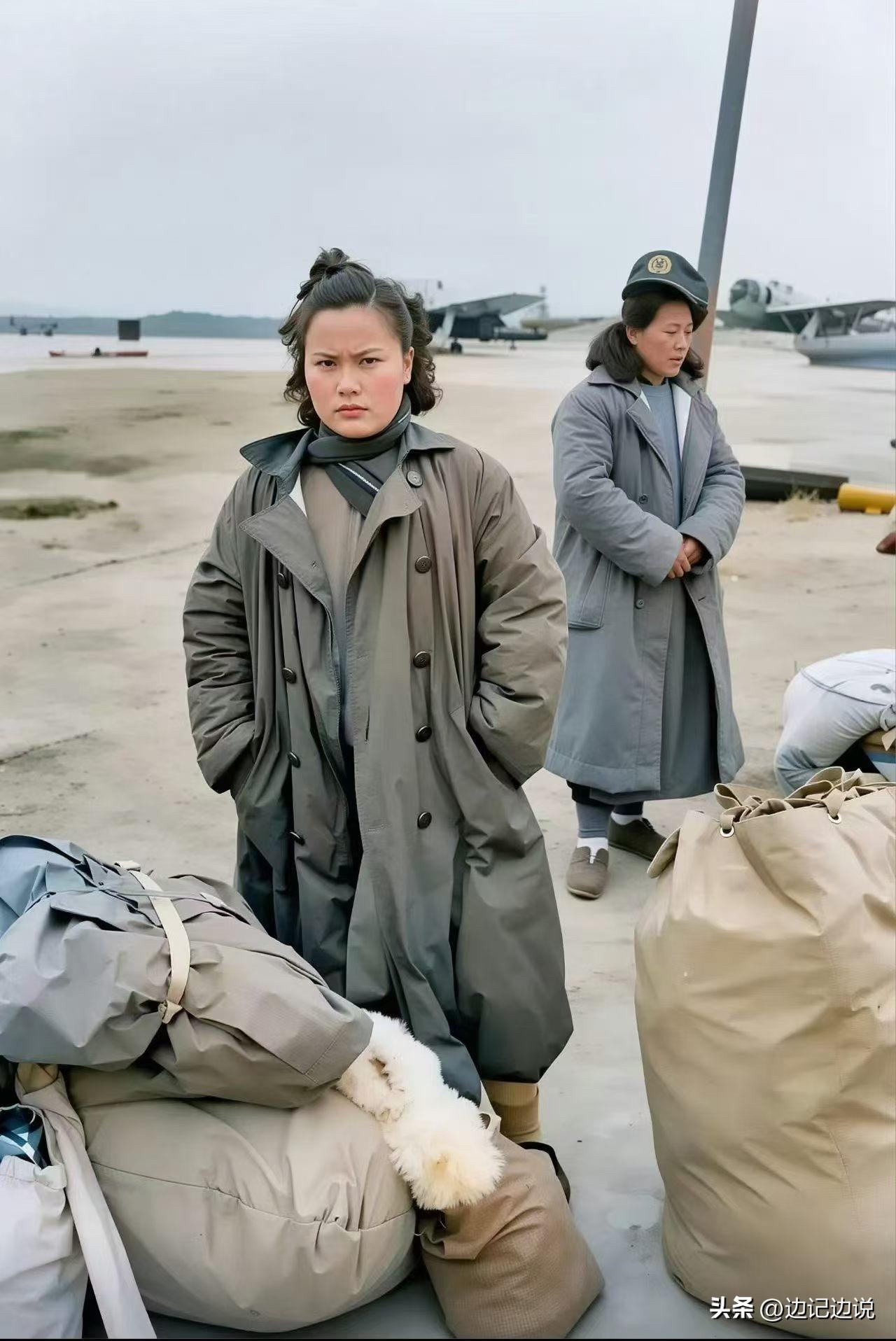 【历史老照片】1949年国民党女兵在撤退前的真实场景。前景中的女兵身着灰绿色军大