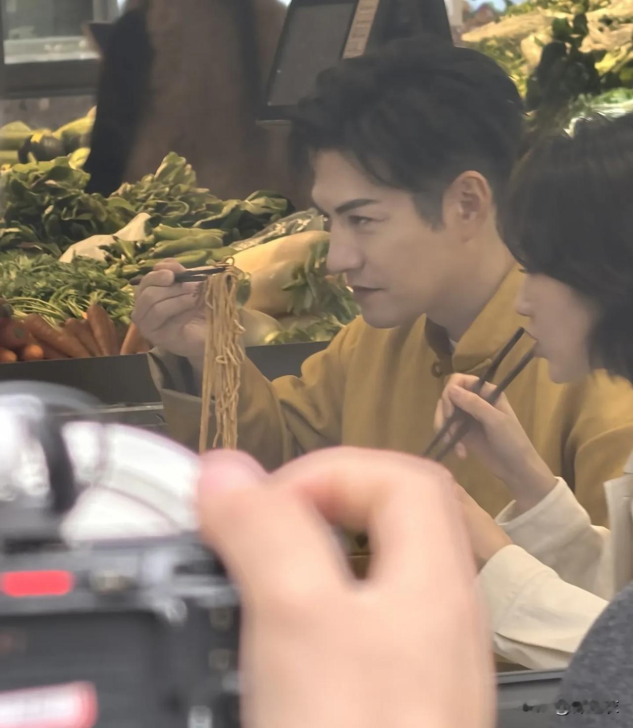 严宽很有志气的，那个时候天天说他帅，没有人重视他的演技他的角色，所以他一直在突破