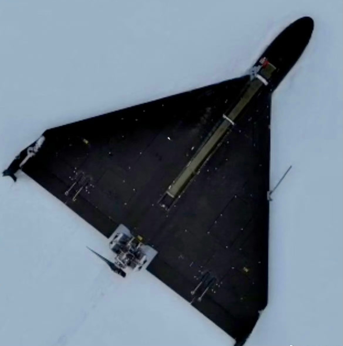 又一种对空版小摩托出现在战场，相比之前蒽带一枚R-60M的设计，这次是驼着一根“