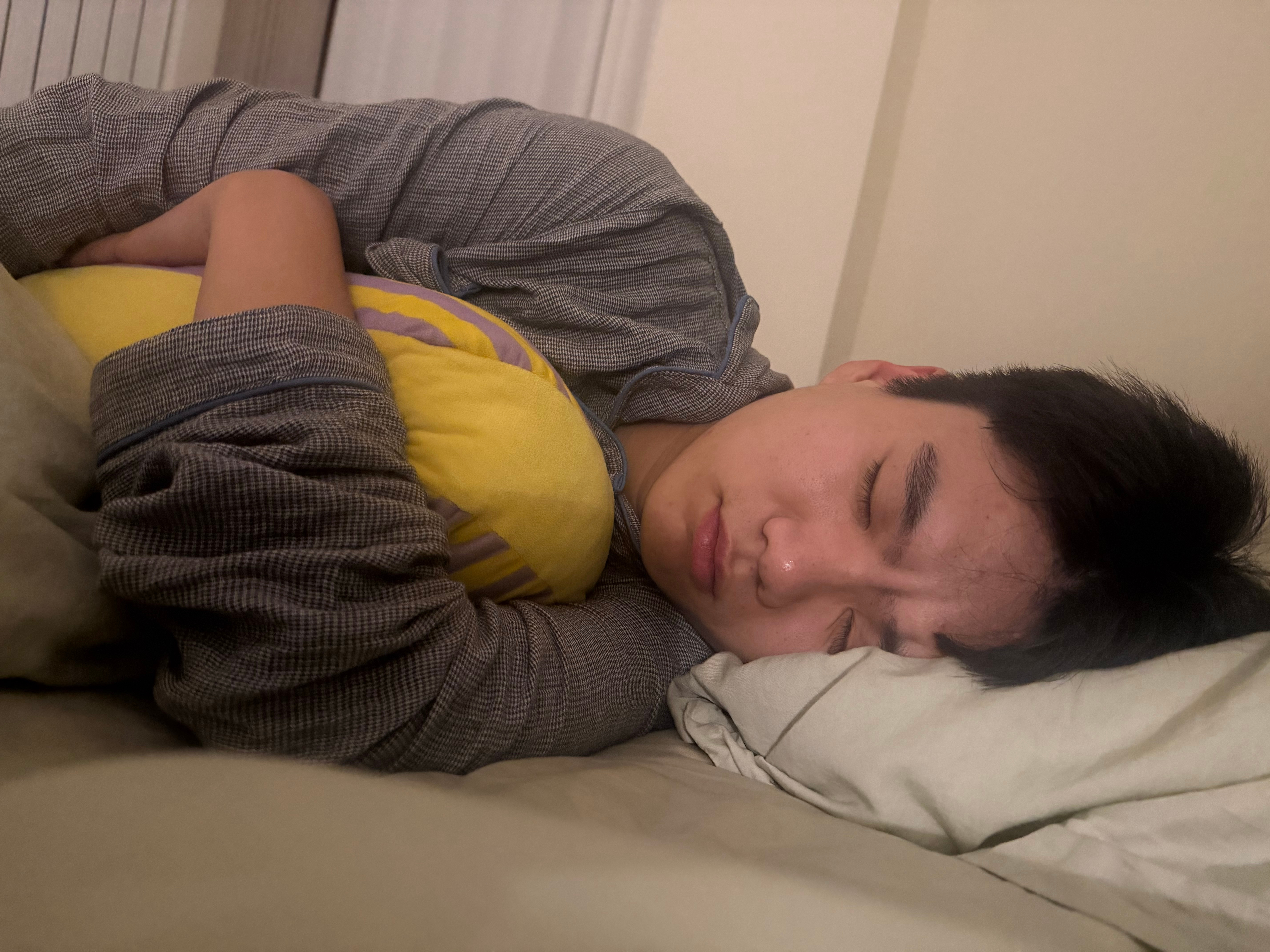 我不知道的哈哈哈哈哈哈就这样一人抱个抱枕睡觉吧 ​​​