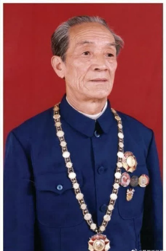 在抗美援朝战场上，他勇杀100多个敌人，被咬掉一根指头，身上留下24道疤，他就是