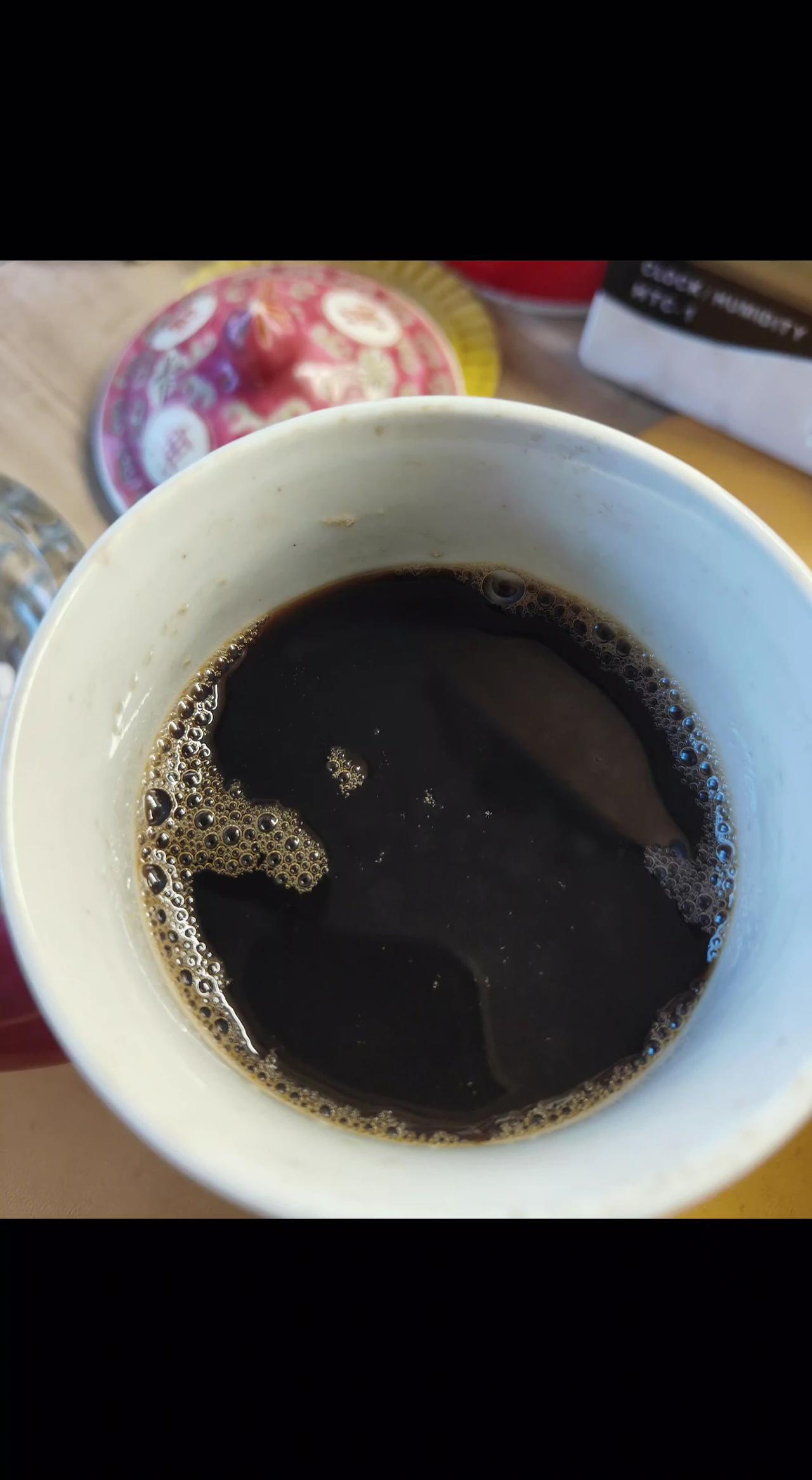 ☕杯沿的咖啡渍是昨夜的星轨✨，5:34的苦香漫过晨光🌅。孤独是清醒的注脚，这杯