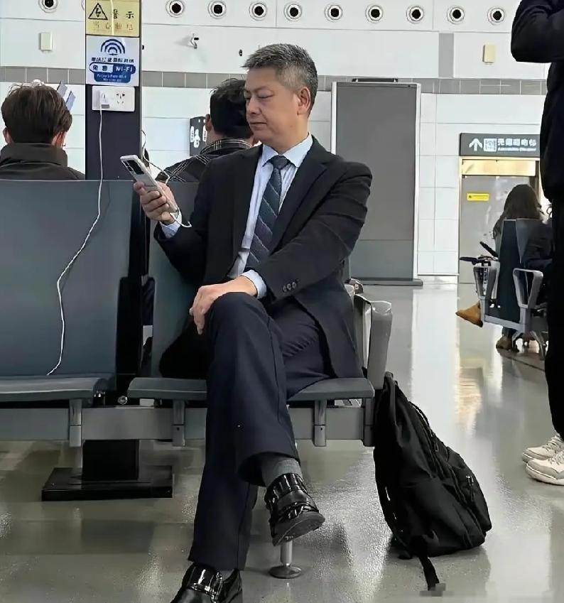 不管他是不是成功人士，
至少他是一个很有素质的人！

他的包包坐地，不放空凳子上