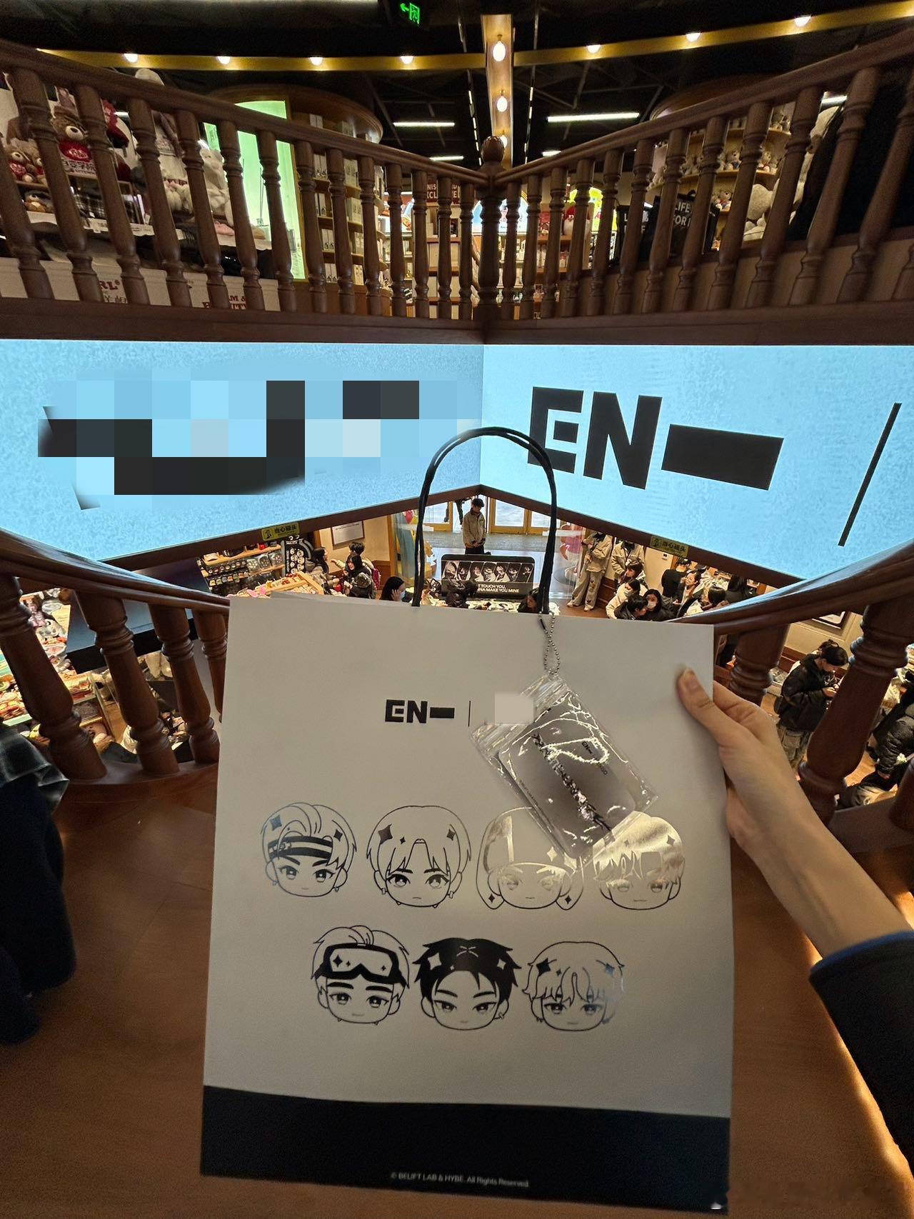 千万别辜负北京的冬日浪漫 谁懂啊！在北京街头偶遇ENHYPEN线下，七张帅脸一起