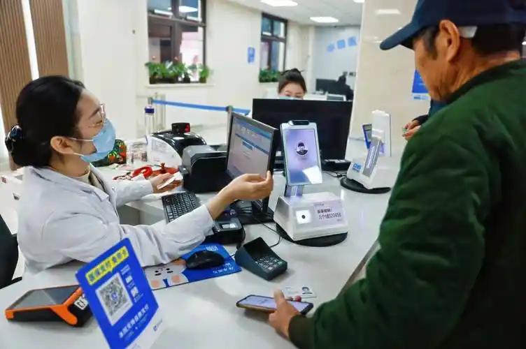 医保移动支付在提高医保基金使用效率上作用显著。就拿德阳和青岛西海岸新区来说，都尝