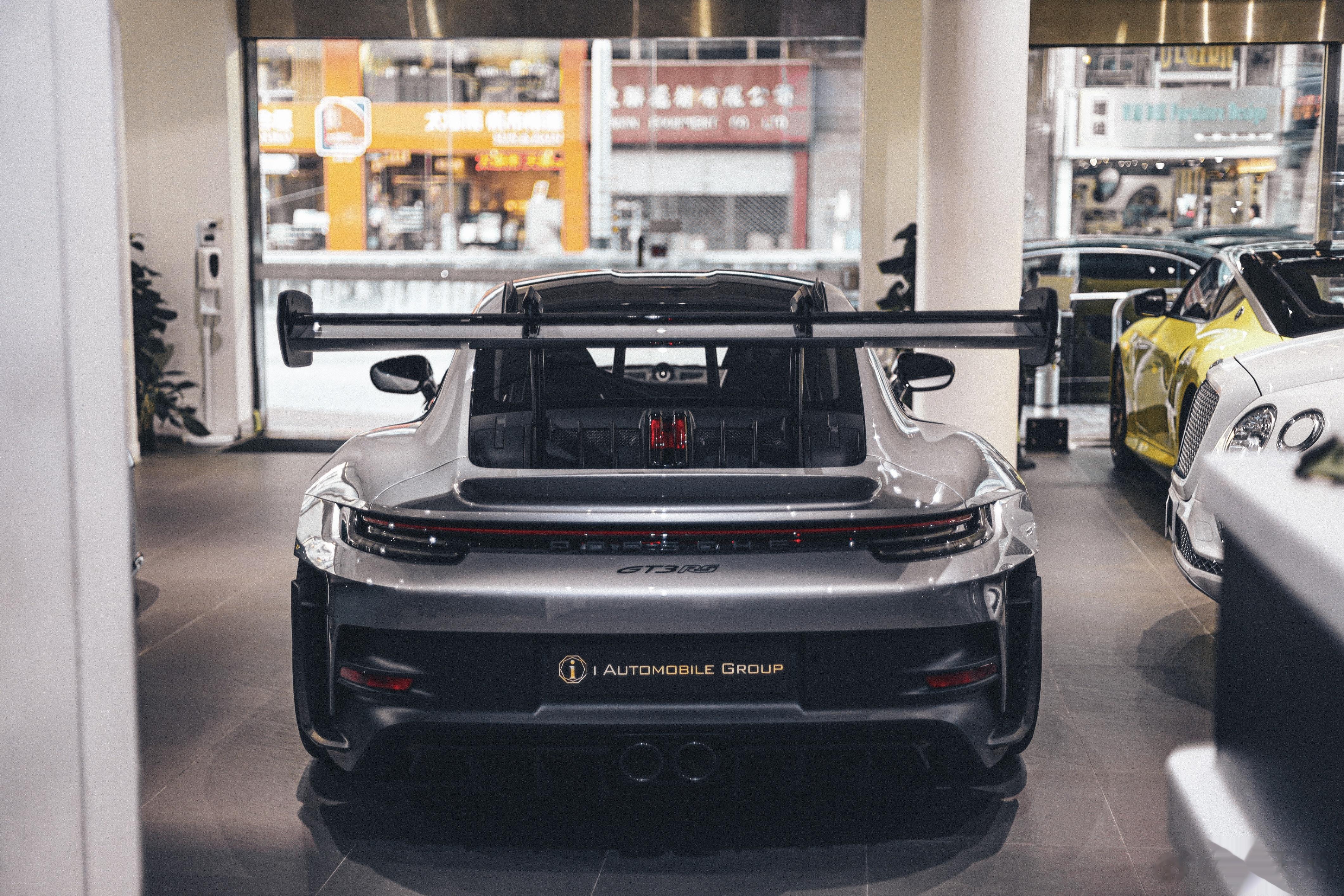 国内首台！992 GT3RS落地香港，即将交付广州车主[憧憬]GT银和黑内堪称硬