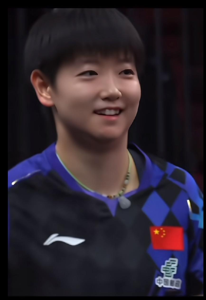 谁能拒绝笑容这么治愈的孙颖莎啊！
镜头前叽叽喳喳碎碎念，脸蛋圆圆，眼睛弯成小月牙