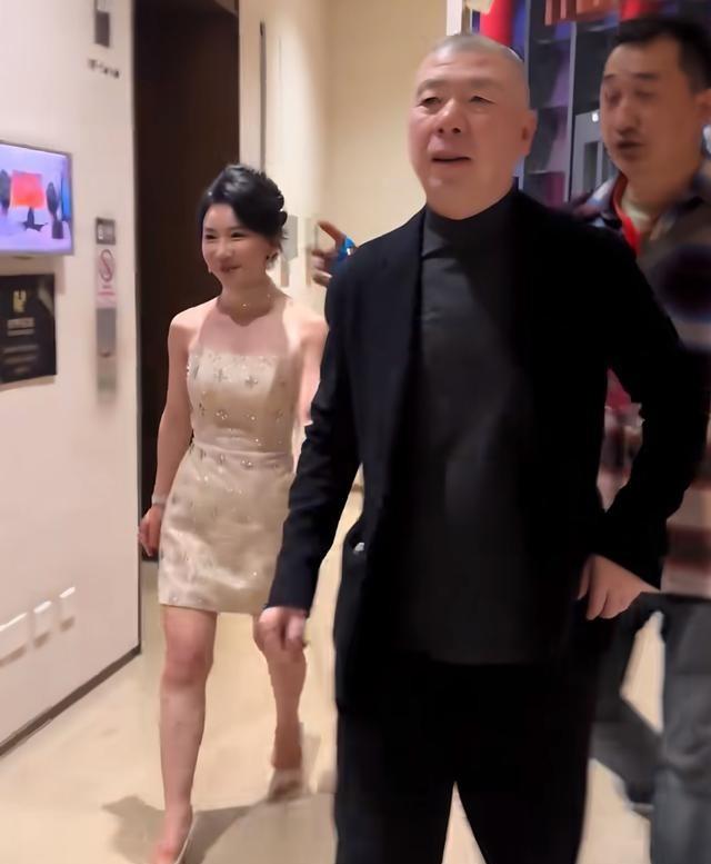 冯小刚上许知远节目直接开麦，说自己天天喝得五迷三道，还吐槽什么＂还魂酒＂纯属瞎扯