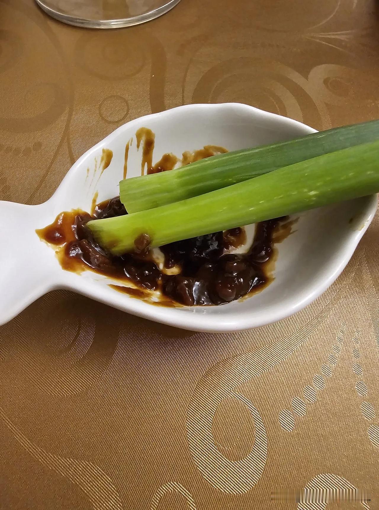 我: 孩他爹，给我拿瓶啤酒。
孩他爹: 好。

我: 打开，倒上。
孩他爹: 好