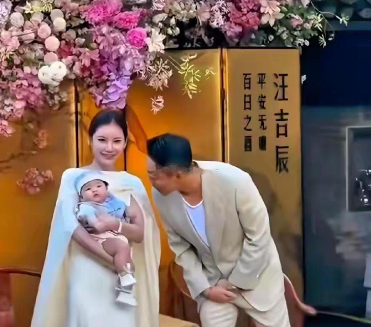生日宴定格温馨瞬间，马筱梅怀抱汪宝笑意温柔，汪小菲贴身相伴。小家伙软萌乖巧，简单