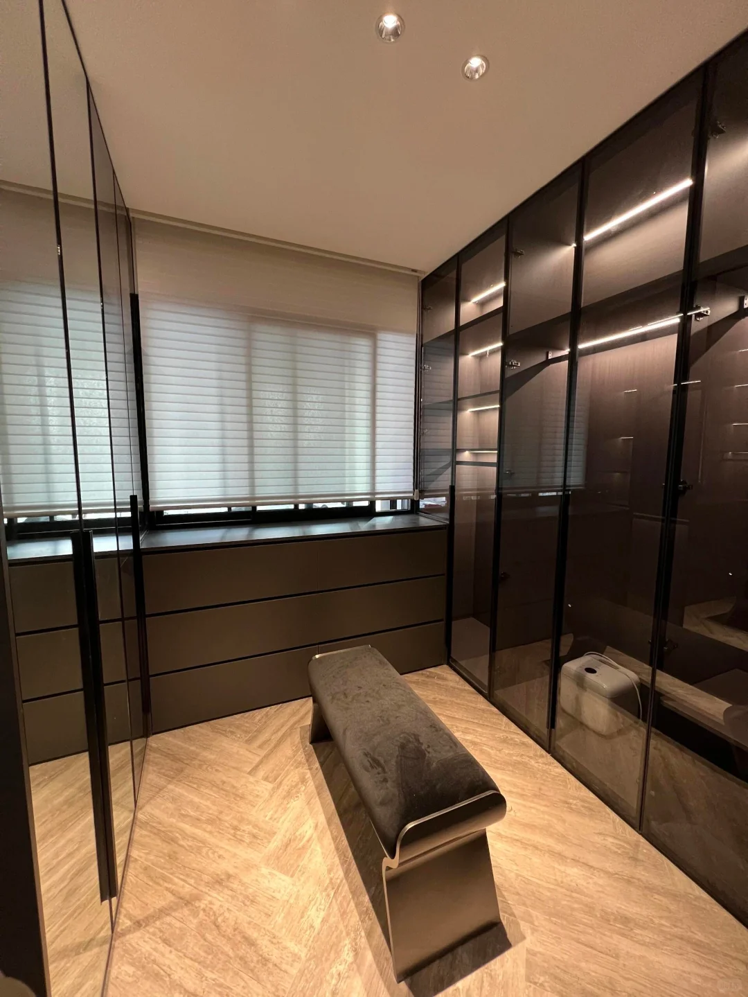 没有踩坑的满墙镀膜镜面玻璃门