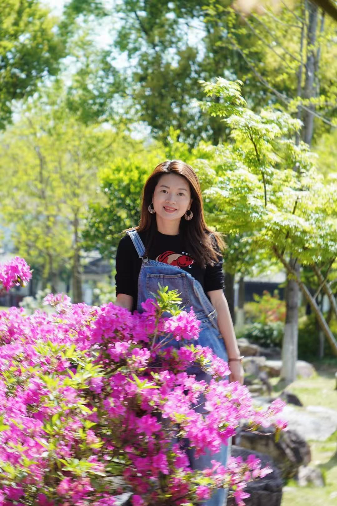 温州春日温婉内敛，暖意漫过江水，花香萦绕街巷。绣山公园杜鹃盛放，各色花簇铺满山坡