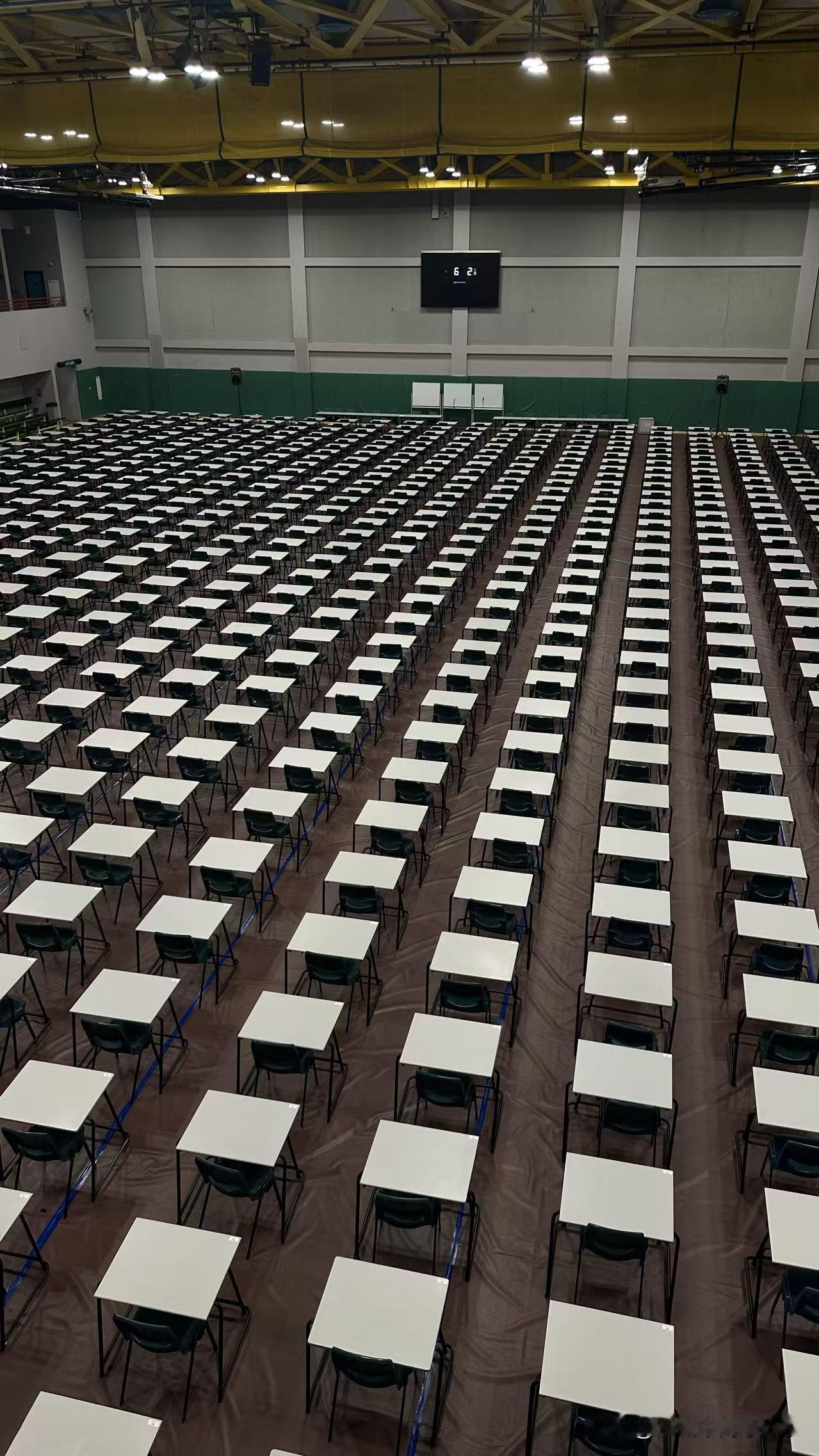 来围观下港科大考试考场的压迫感，
这考场换谁来考试都会感觉紧张吧，
香港的大学之