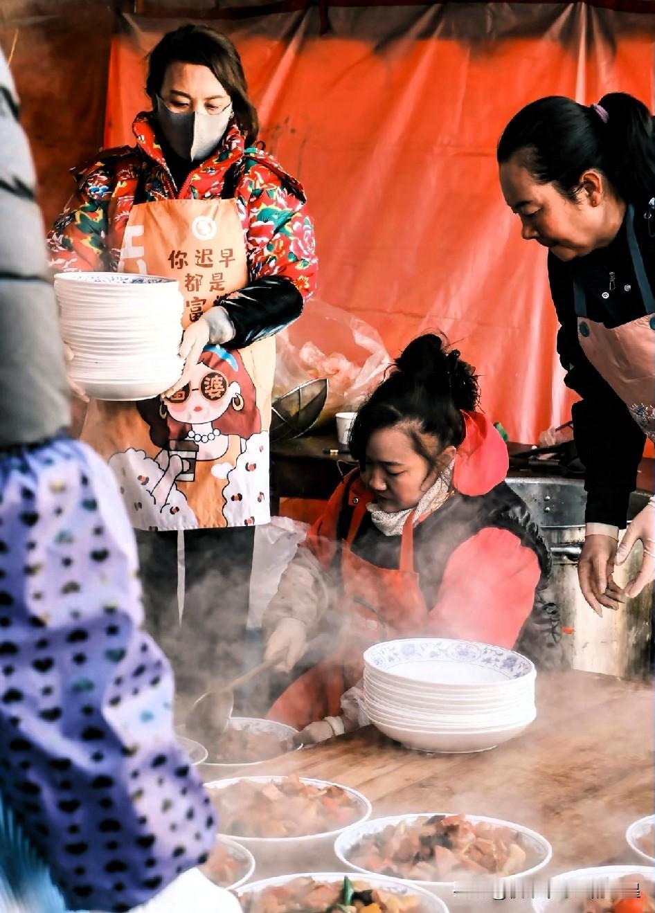 家人们！办农村宴席看着热闹，要是细节没顾到，既累人又容易出岔子！
 
为啥这么说