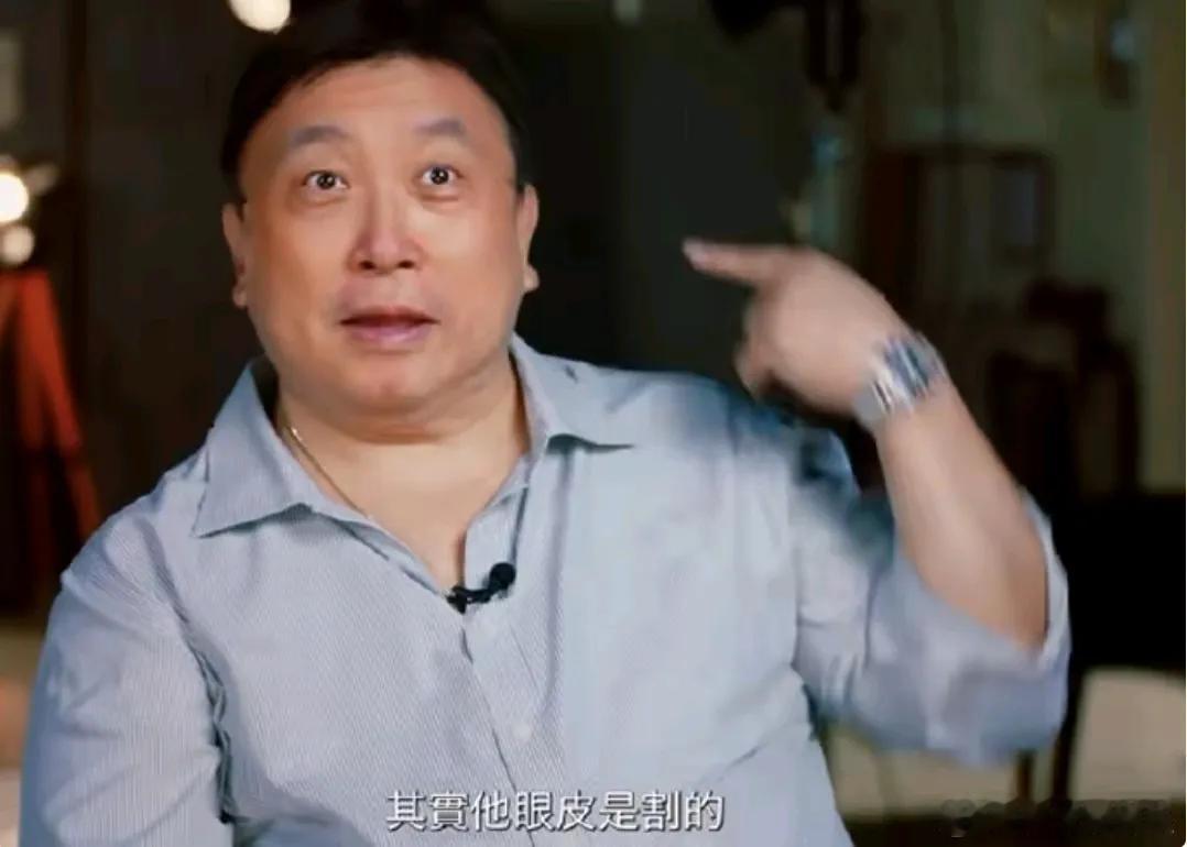 王晶导演越来越八卦，居然出来爆料周星驰的私事。比如，周星驰的双眼皮是割的……

