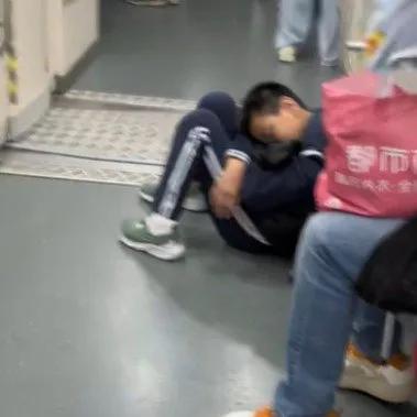 这届小学生是真的强。广州这位小孩哥，原本只是坐几站路上学，结果在地铁三号线上睡得