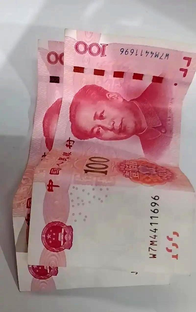 “你必须去，不然人家又要挑理了。”
儿子甩下这句话，转身就关上了防盗门。那声音在