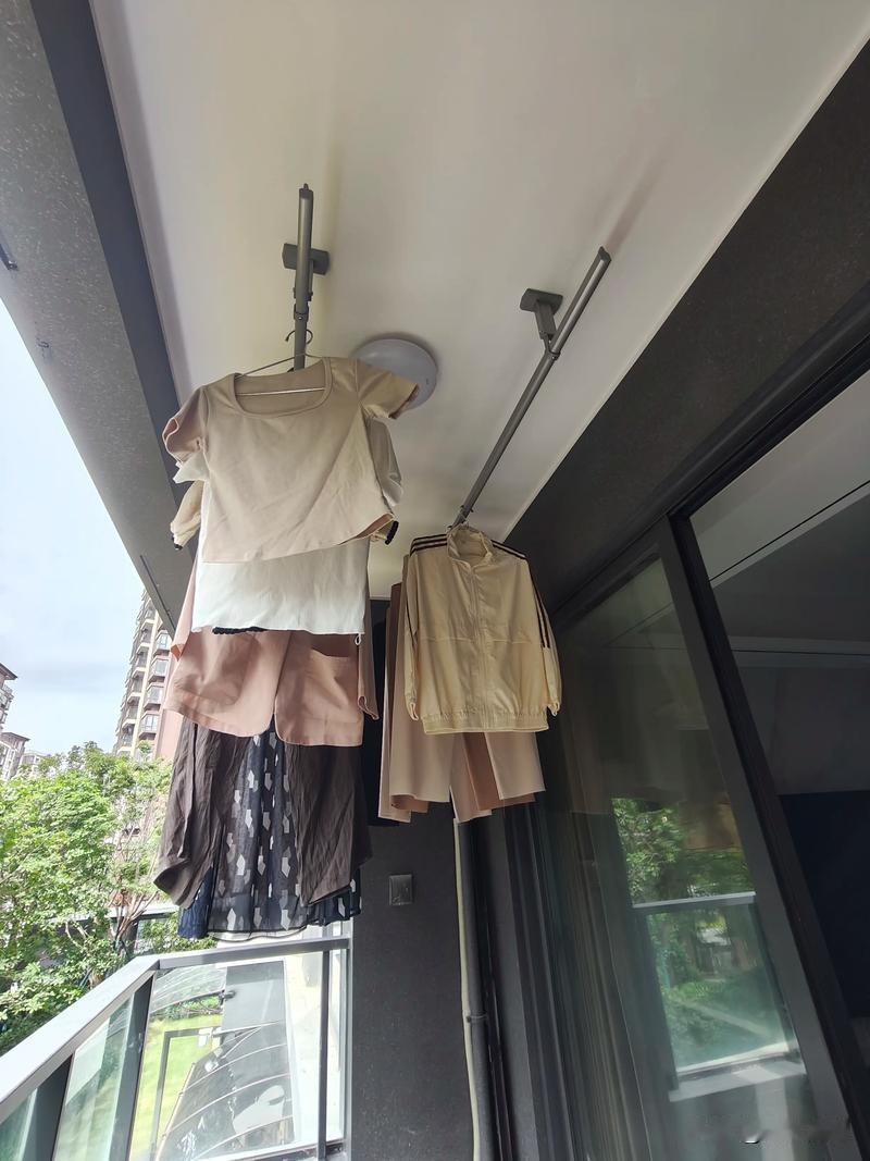 洗完澡出来，老公只把自己的衣服晾了

讲真，胳膊都抬不起来了。
懒得吵了。

袜