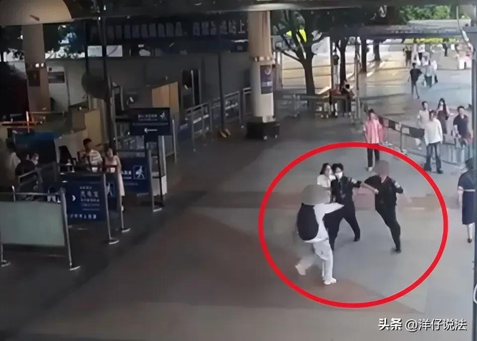 “冤不冤？”广西南宁，一浙江高校教师结束旅游，在火车站出站时，走错了出口。他跟女