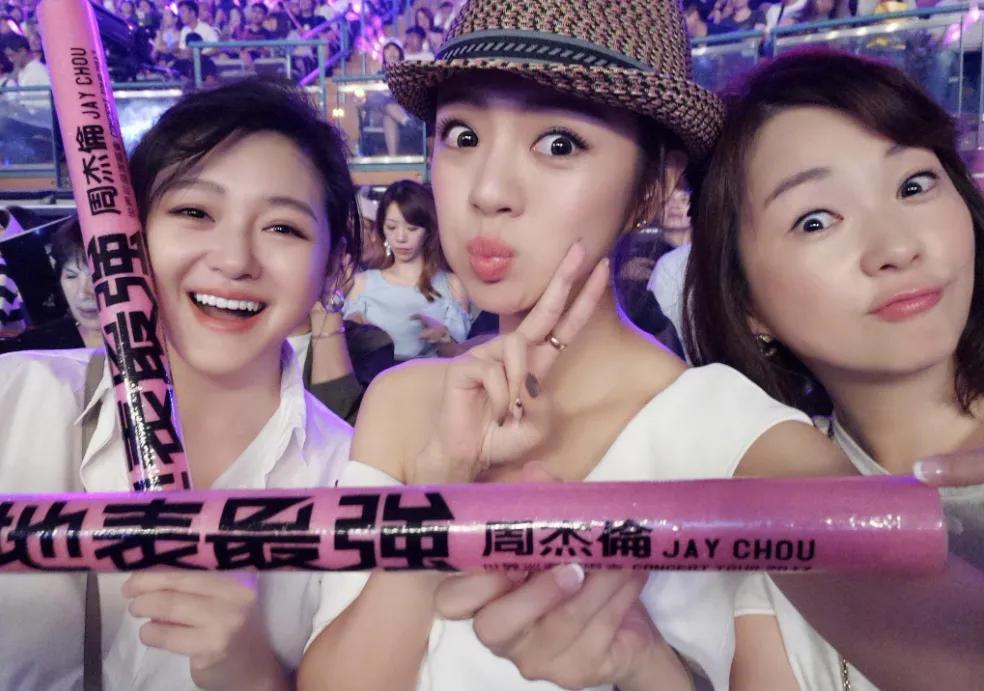 安以轩结婚的时候，大s携前夫参加婚礼并大方致辞：“轩轩是我的媒人，她结婚我的一颗