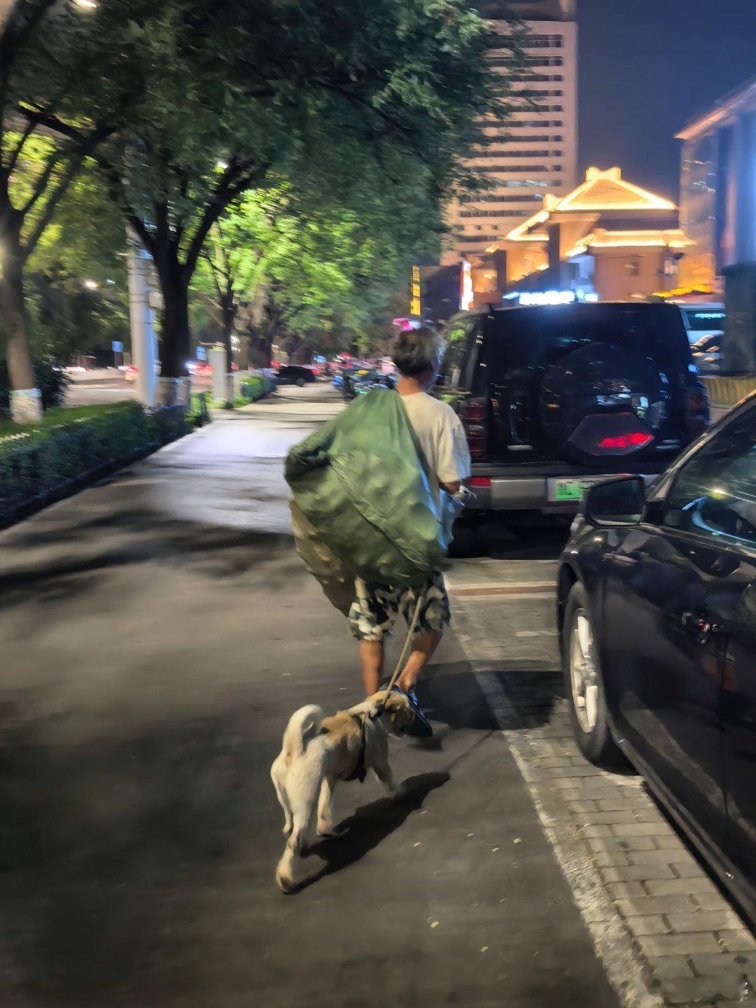-是谁带走了拾荒爷爷的小狗，请把小狗还给爷爷！！！ 
