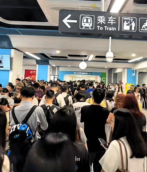 深圳地铁安检升级执行人包同检，本是为安全着想，可安检机外聚集大量人群，让人不禁感