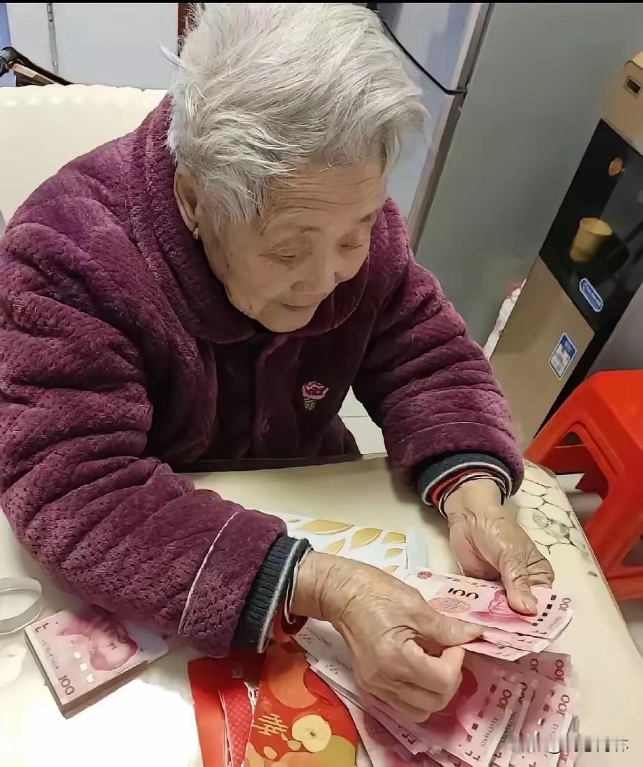 91岁老妈的养老智慧：一天200元当场结账，藏着最通透的处事之道

你们觉得这位
