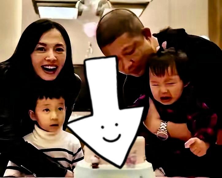 姚晨离婚，
两个孩子现状：
儿子曹睦然，小名小土豆，今年13岁，女儿小茉莉，今年