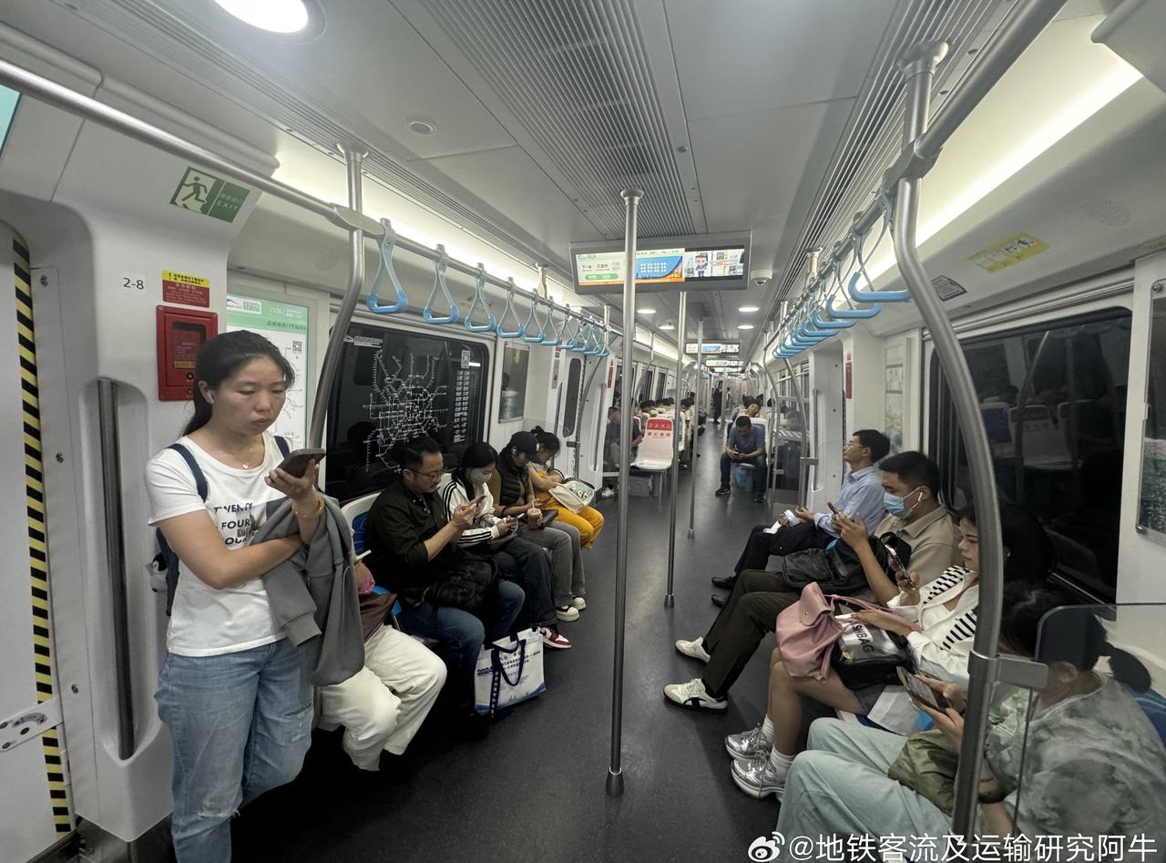 AI：地铁上的人们，各有各的忙碌，手机成了他们的第二张脸。📱🚶‍♂️🚶‍♀