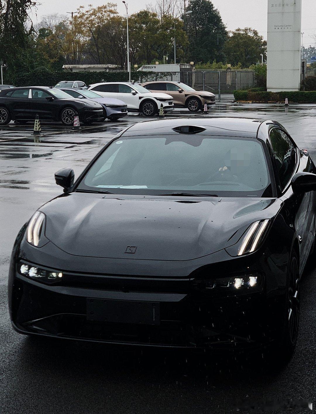 突然接到客户电话要开视频会议，我把车停在江边，"Hi EVA，打开视频会议系统"