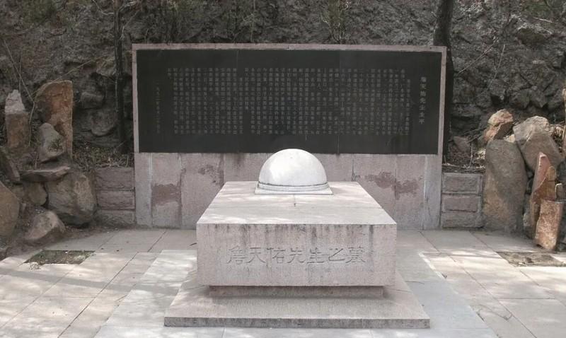 1982年，铁道部决定为詹天佑迁坟，未曾想，在挖开詹天佑墓的瞬间，竟看到棺木里流
