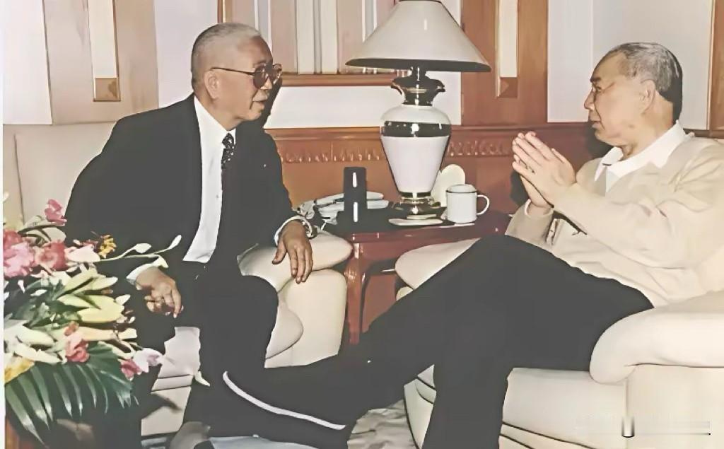 这张珍贵合影拍摄于1996年初！

开国少将刘华清去看望赋闲在家的开国上将杨成武