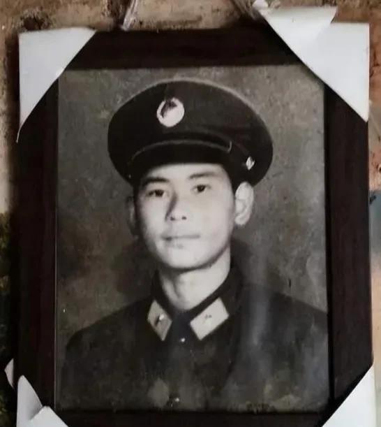 1986年老山前线，我军战士李谋仁，被3个越军用石块砸晕，拖往越方。拖行不到10