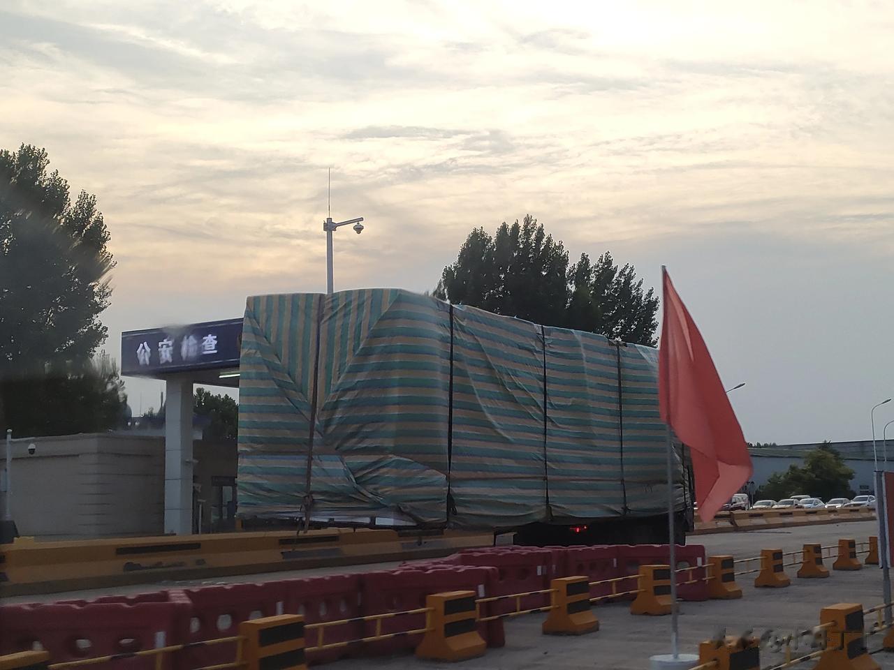 下午没事，就开着车从家里往天津开，结果在回来的路上，看到了这么超牛的一幕。一辆小