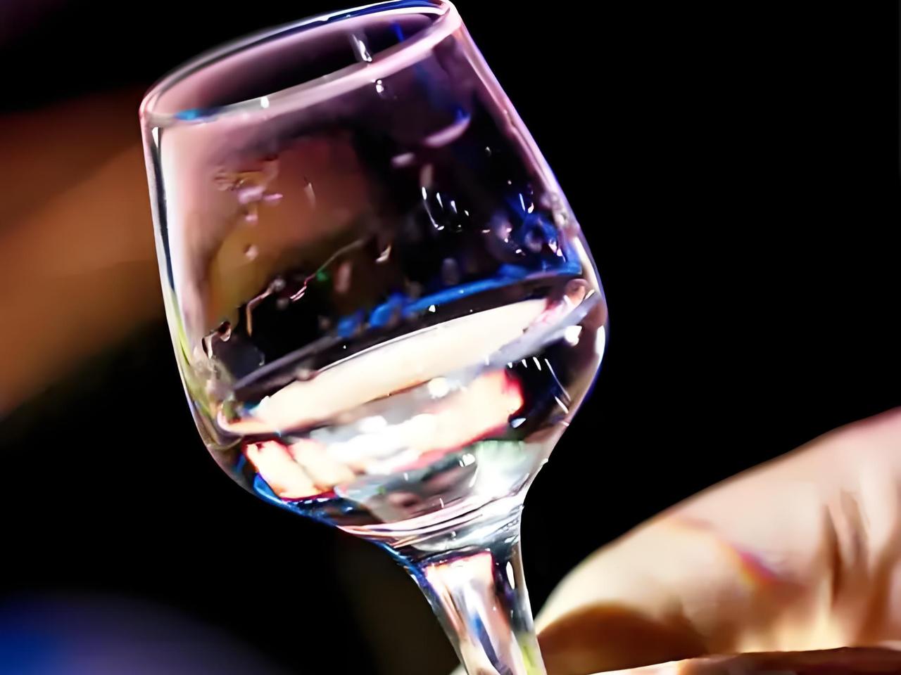 小区老王都七十多了，喝了几十年酒，总说那是“老伙计，戒不掉”。前阵子家宴上多喝了