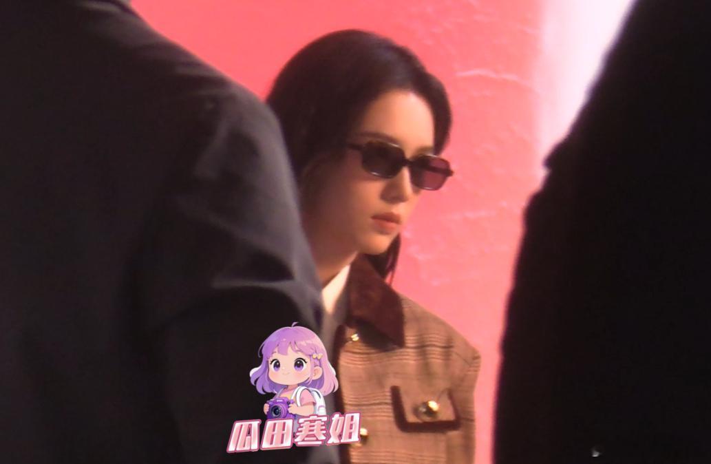 周也喝奶茶表情好幸福 周也拍摄中场休息时，她坐在椅子上和周围人聊天，抱着奶茶吸了