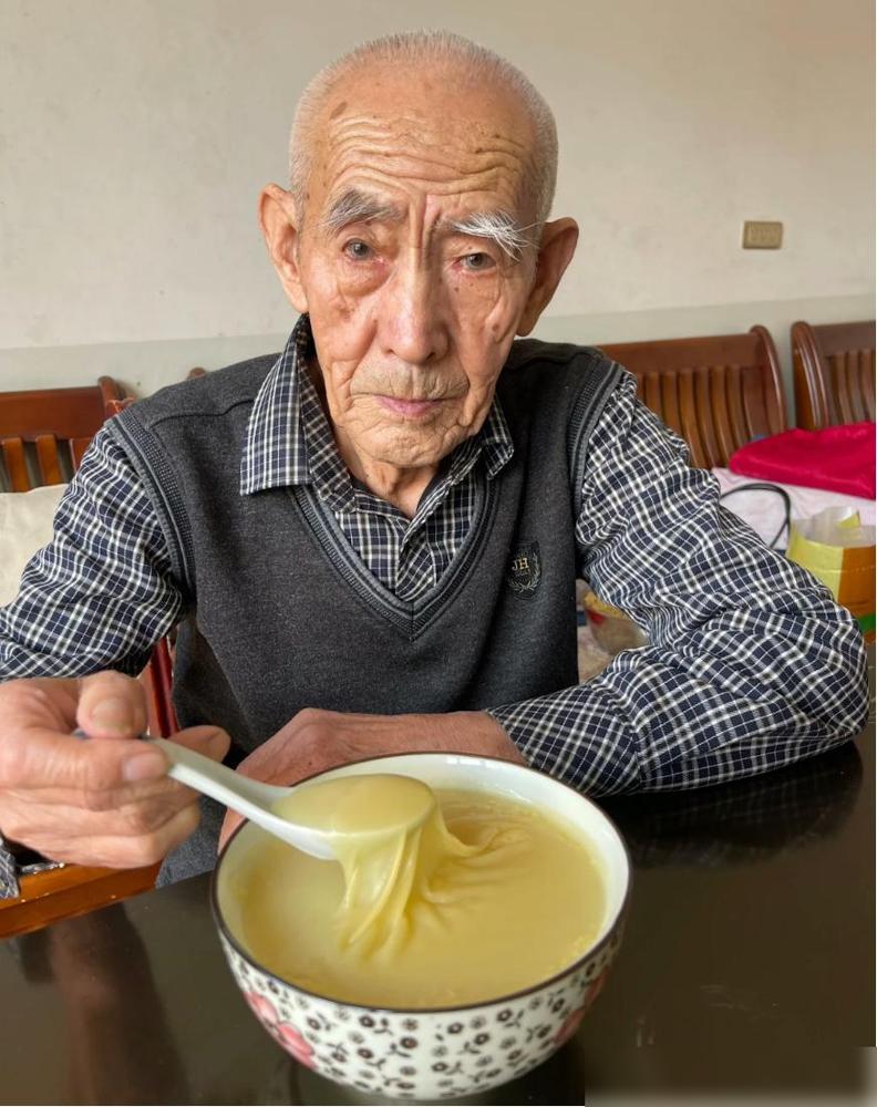 人根本不需要养老。

我爸78岁说出这句话时，我心里其实咯噔了一下。55岁的人，